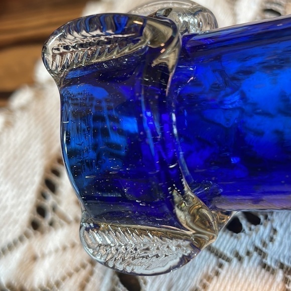 💓Host Pick💓 Cobalt Blue Handblown Heart Shaped Vase Metal Hugging Vines - Picture 9 of 15